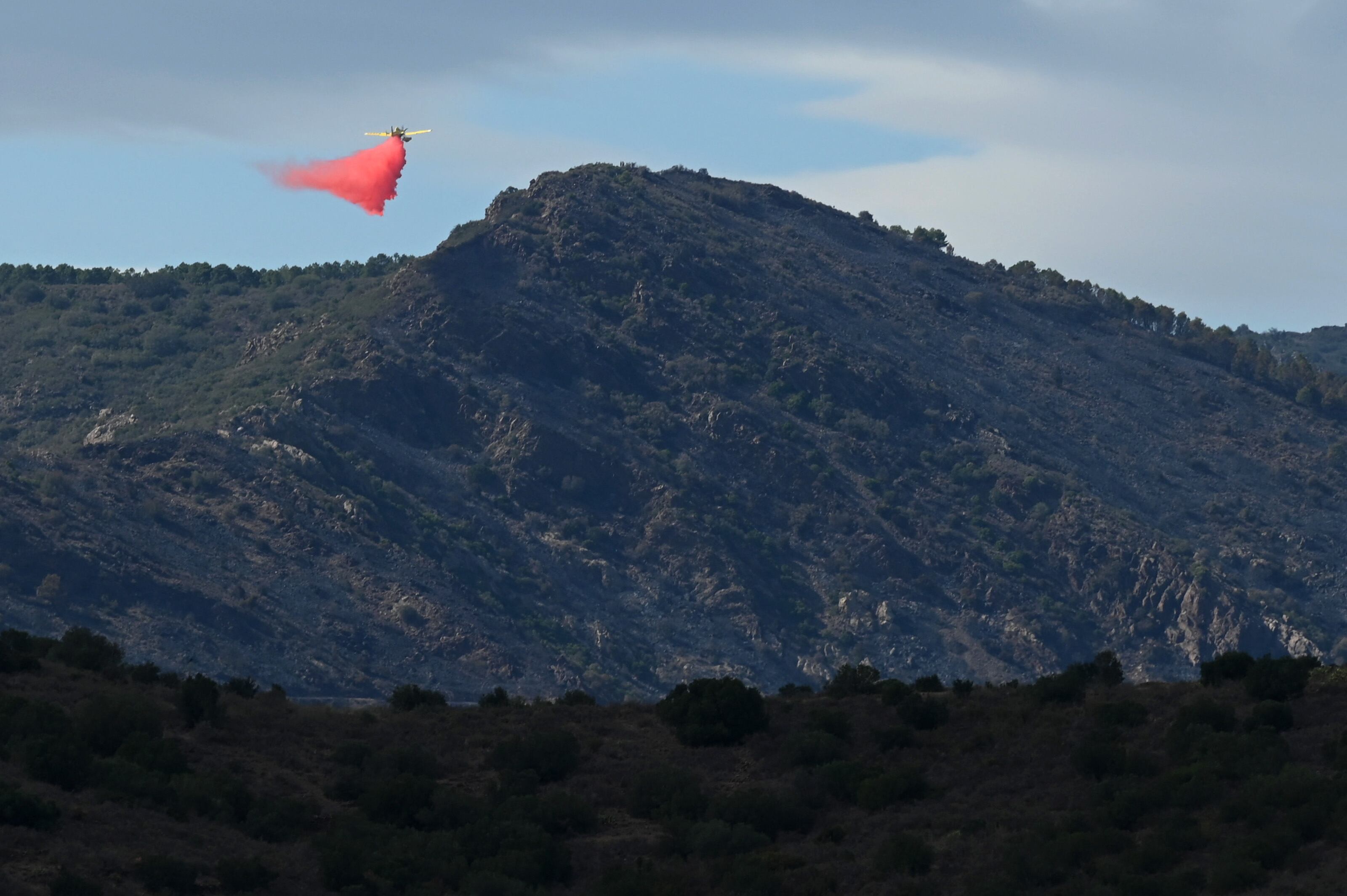 Aviones atendiendo los incendios en la frontera entre España y Francia.
(Foto: JOSEP LAGO/AFP via Getty Images)
