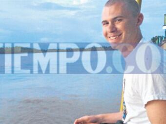 Kevin Sutay posa en el puente del río Guaviare. Foto: El Tiempo