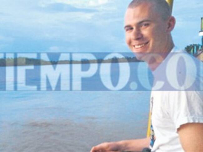 Kevin Sutay posa en el puente del río Guaviare. Foto: El Tiempo