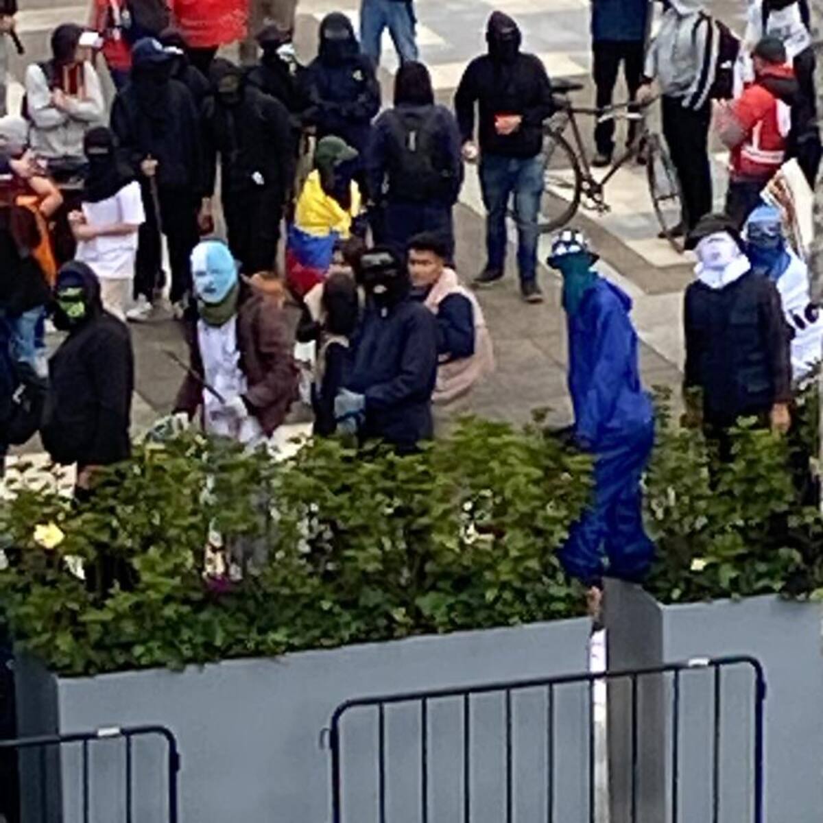 ‘Primera línea’ vandalizó y prendió fuego al búnker de la Fiscalía