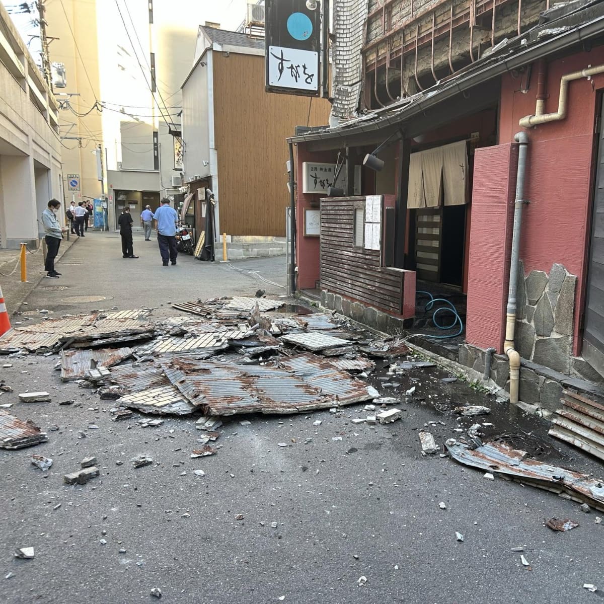 Se escucharon explosiones y hay personas atrapadas en centro comercial: testigo terremoto en Japón