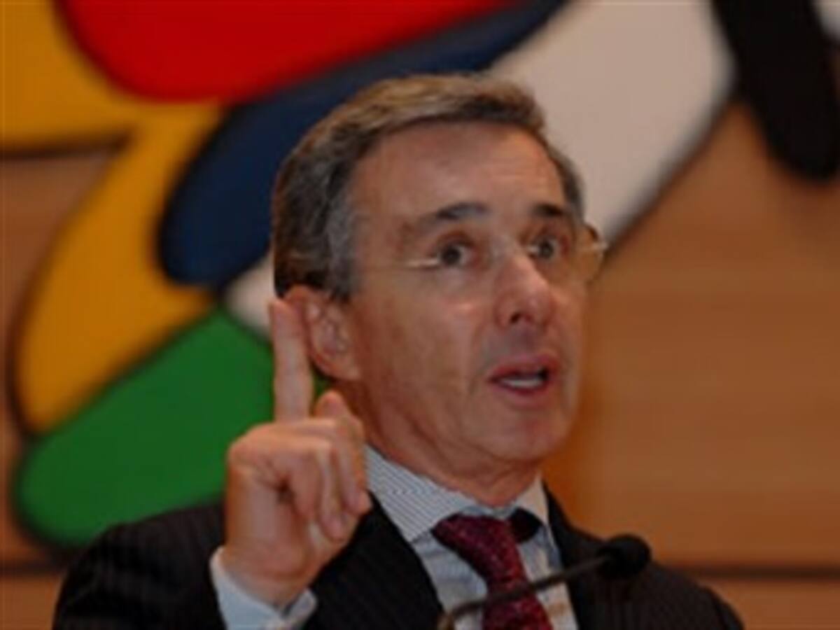 Total apoyo de Uribe a Santos frente a solicitud de extradición