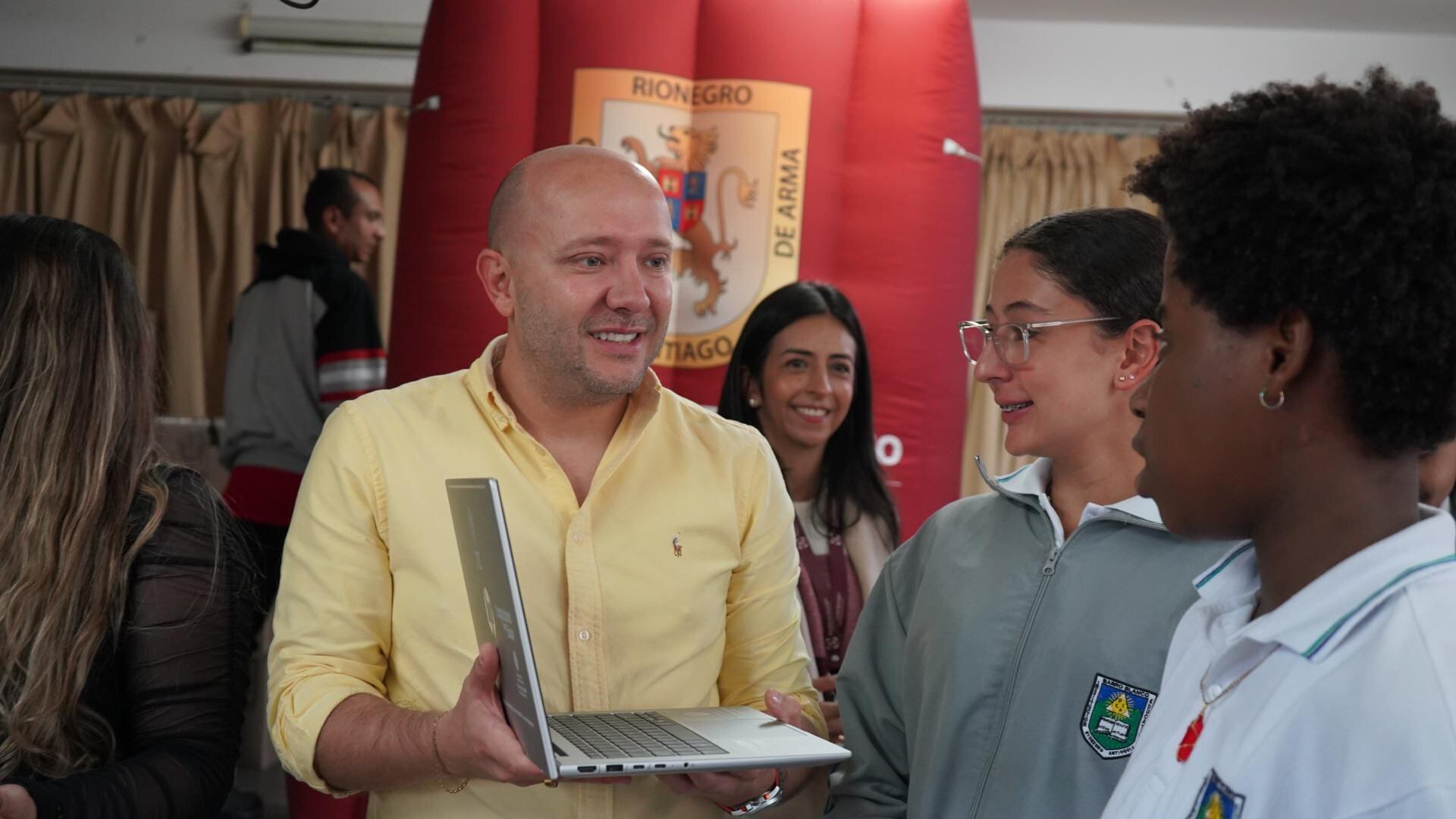 Entrega de computadores en el municipio de Rionegro. Foto: alcaldía de Rionegro.