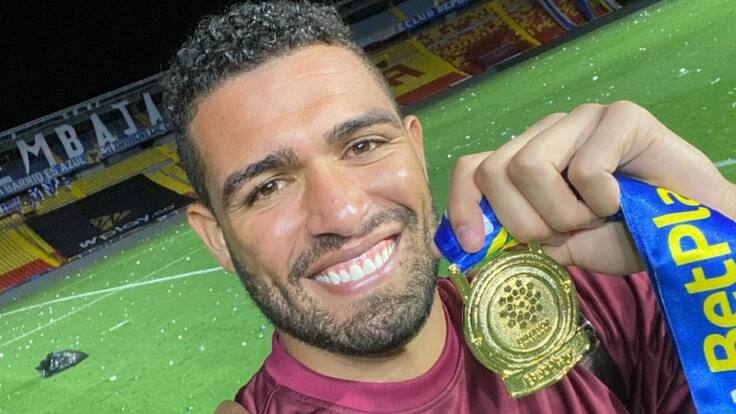 Montero: "Lo primero que se me cruzó por la cabeza fue alzar al árbitro"