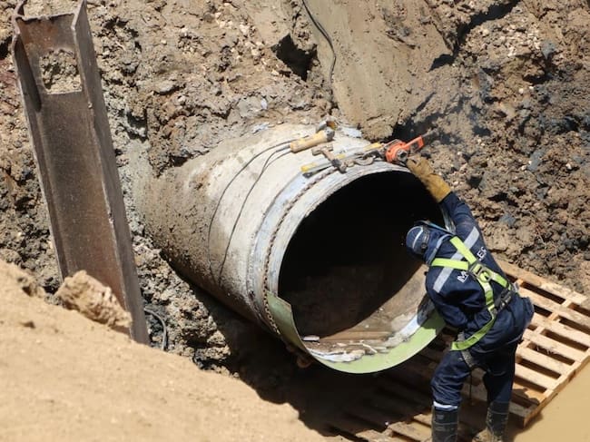 Aguas de Cartagena avanza en la reparación de la tubería de conducción de agua cruda