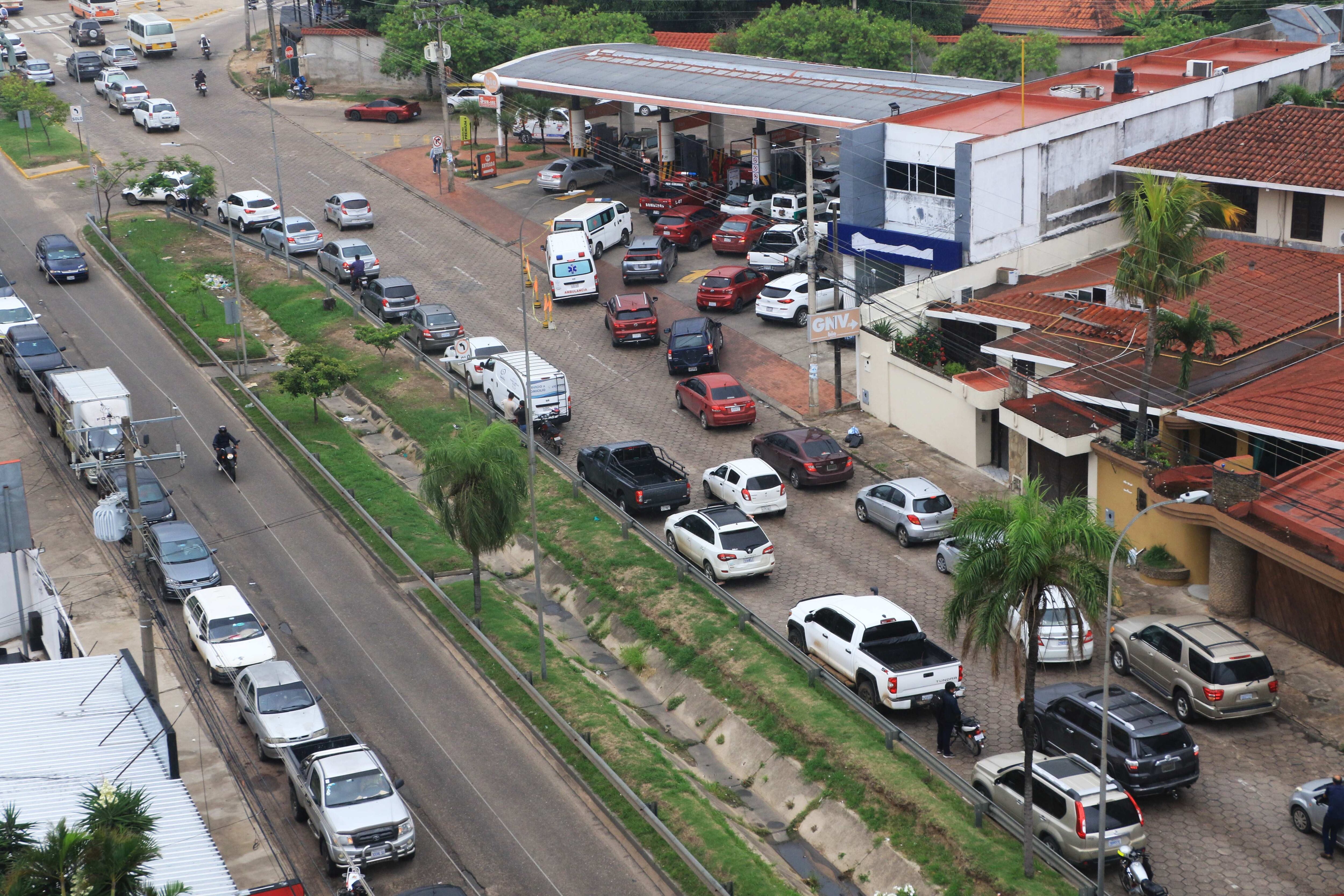 AME8564. SANTA CRUZ (BOLIVIA), 11/03/2025.- Vehículos esperan por combustible en una estación de servicio este martes, en Santa Cruz, (Bolivia). Largas filas de vehículos en las estaciones de servicio en busca de diésel y gasolina se registraron ante el abastecimiento irregular por parte del Gobierno de Luis Arce que en la víspera informó que no tiene dólares para importar los combustibles. EFE/ Juan Carlos Torrejon
