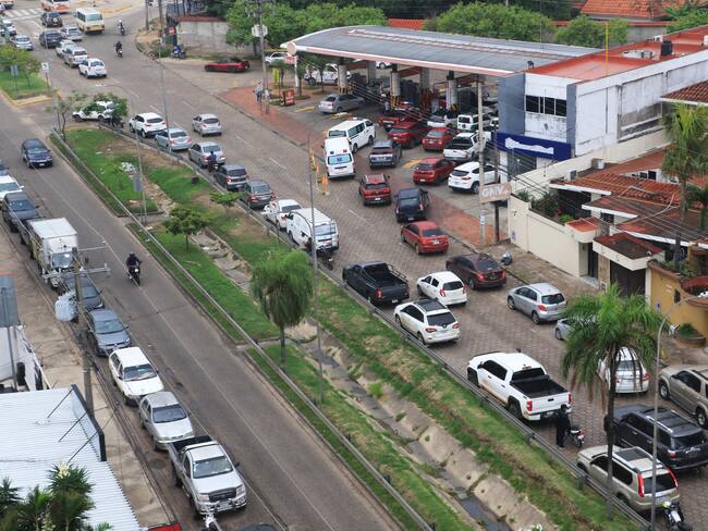 AME8564. SANTA CRUZ (BOLIVIA), 11/03/2025.- Vehículos esperan por combustible en una estación de servicio este martes, en Santa Cruz, (Bolivia). Largas filas de vehículos en las estaciones de servicio en busca de diésel y gasolina se registraron ante el abastecimiento irregular por parte del Gobierno de Luis Arce que en la víspera informó que no tiene dólares para importar los combustibles. EFE/ Juan Carlos Torrejon