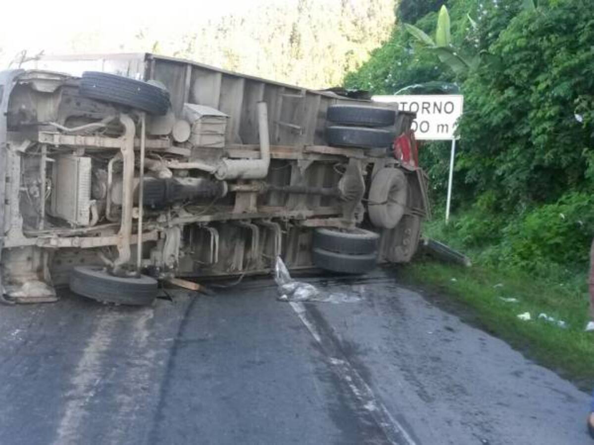 Un muerto y al menos 6 heridos en accidente de tránsito en la vía Tibasosa-Duitama en Boyacá