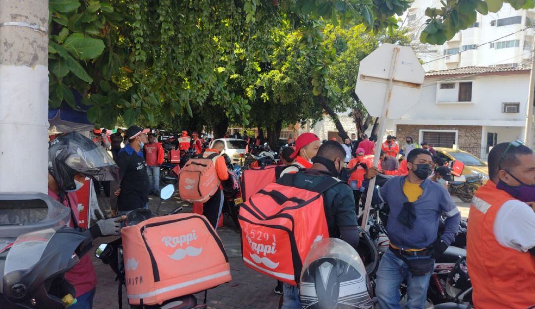 Más de 300 rappitenderos adelantan un “apagón” en la aplicación para exigir vinculación a ARL, seguridad social y mejores pagos de sus trayectos