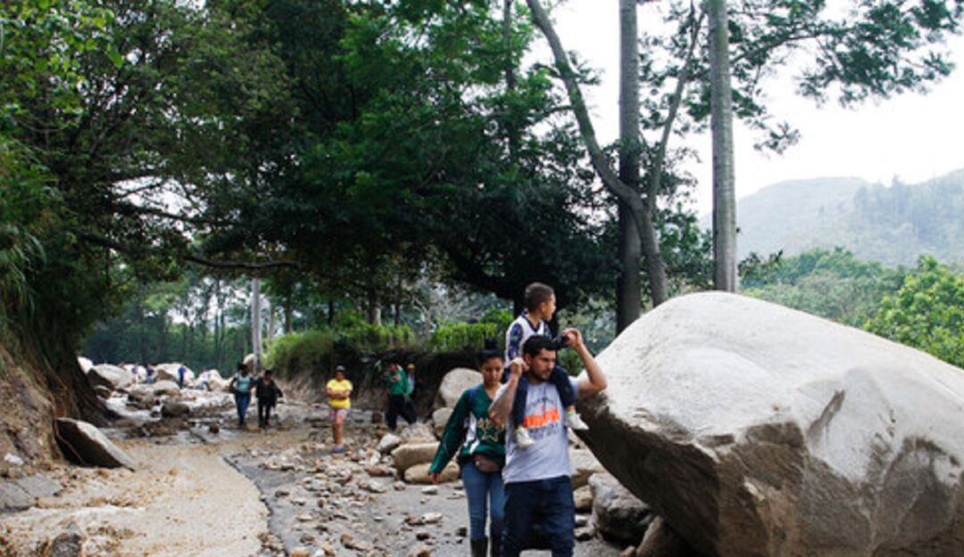 Lluvias afectan vías