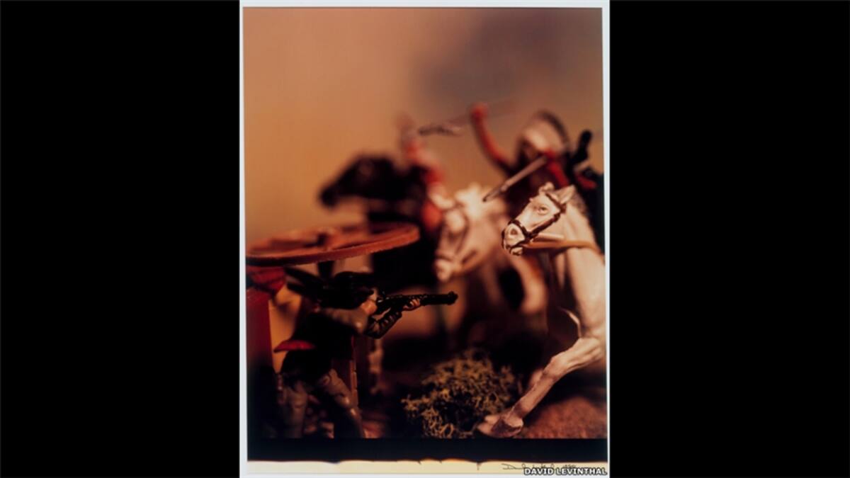 Levinthal utiliza una cámara Polaroid de formato grande para crear imágenes vívidas que desorientan al espectador en cuanto al sentido de la escala y su impresión de lo que es real. En esta imagen, la caída de Berlín en la Segunda Guerra Mundial.