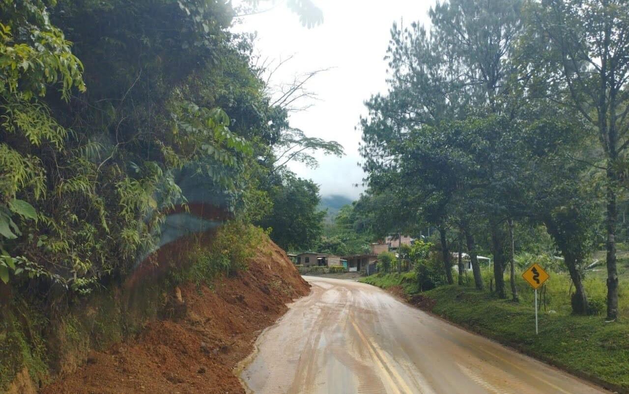 Con maquinaria amarilla trabajan en la remoción de escombros para habilitar paso total en el sector. Foto: Devimar.
