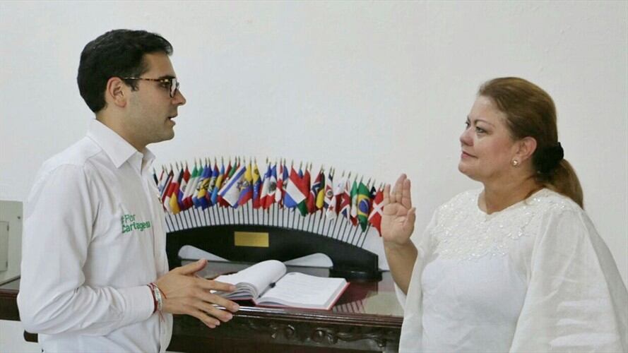 El alcalde encargado de Cartagena, Sergio Londoño, posesionó a Clara Calderón Muñoz como nueva secretaria de Infraestructura Distrital. Foto: Alcaldía de Cartagena
