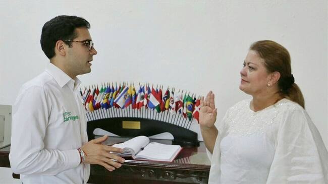 El alcalde encargado de Cartagena, Sergio Londoño, posesionó a Clara Calderón Muñoz como nueva secretaria de Infraestructura Distrital. Foto: Alcaldía de Cartagena