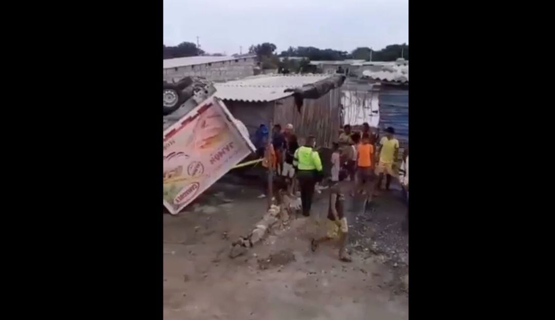 Camión se volcó en Tasajera y fue saqueado por la comunidad  