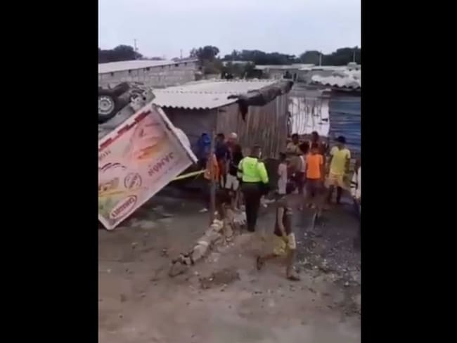 Camión se volcó en Tasajera y fue saqueado por la comunidad  
