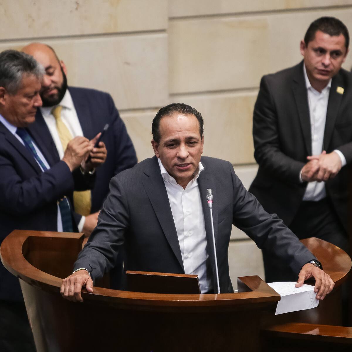 Crisis en el Polo: Senador Alexander López presentó su renuncia a la presidencia