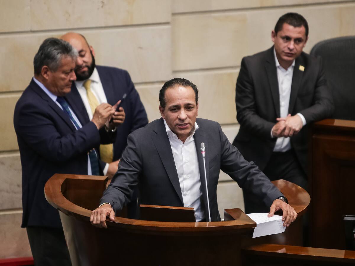 Crisis en el Polo: Senador Alexander López presentó su renuncia a la presidencia