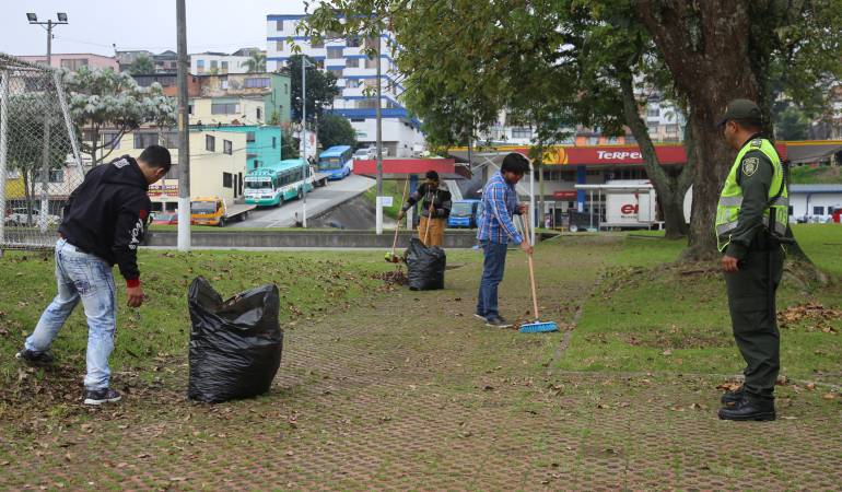Infractores del Código de Policía en Manizales realizaron trabajo comunitario