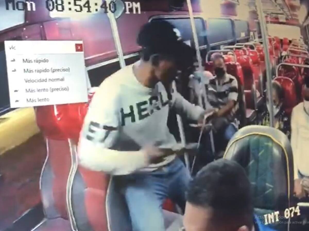 Video registra homicidio de mujer dentro de un bus en Barranquilla