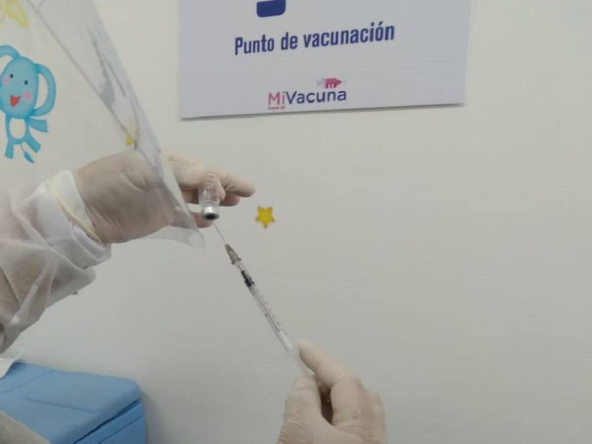 Hospitales podrían colapsar por falta de recursos para vacunación COVID