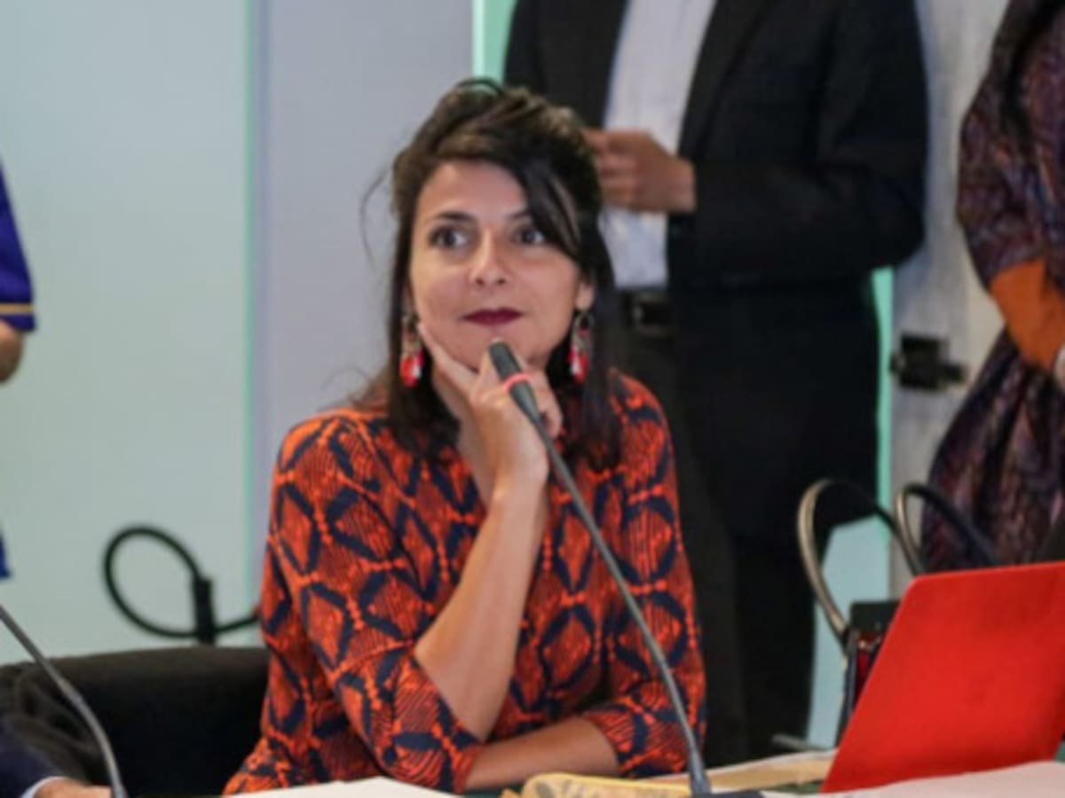 Se ‘rajó’ la ministra de Minas, Irene Vélez, con los periodistas