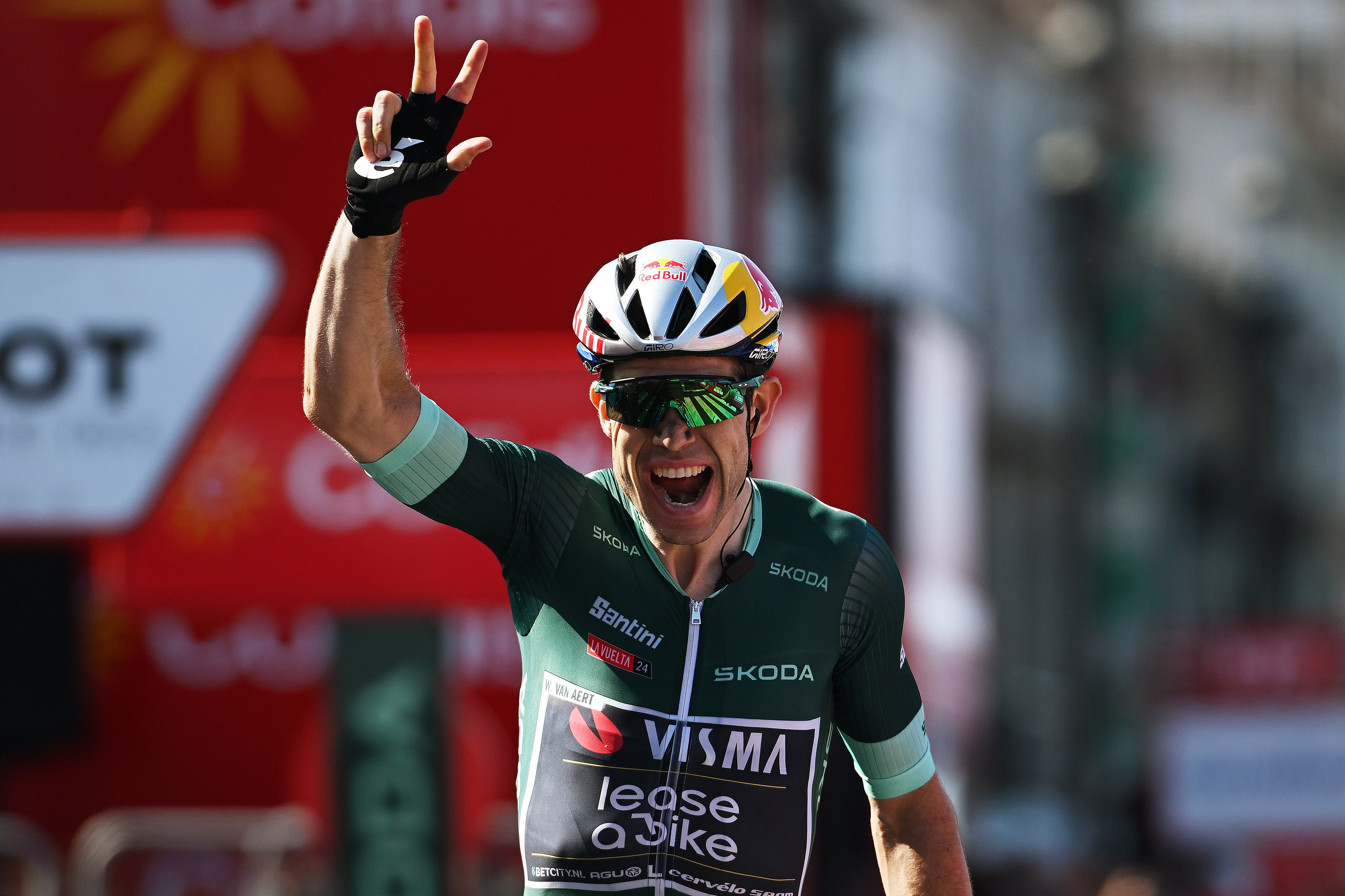 Wout Van Aert celebra su tercera victoria de etapa en la Vuelta a España 2024.  (Photo by Dario Belingheri/Getty Images)