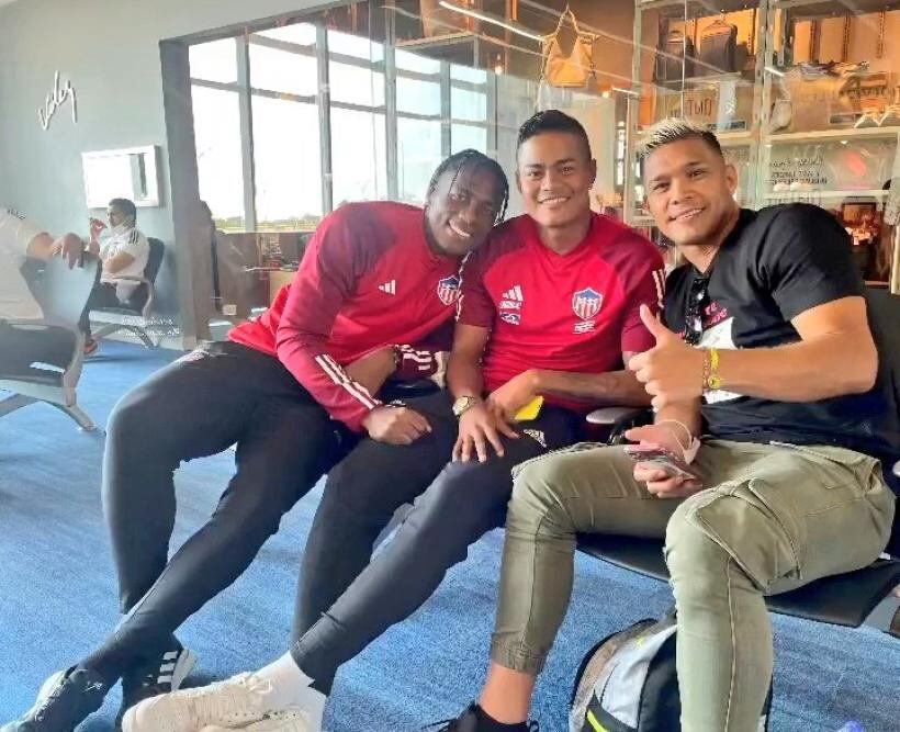Dany Rosero y Luis Sandoval junto a Teófilo Gutiérrez en el Aeropuerto de Barranquilla / Foto: Instagram dany_rosero