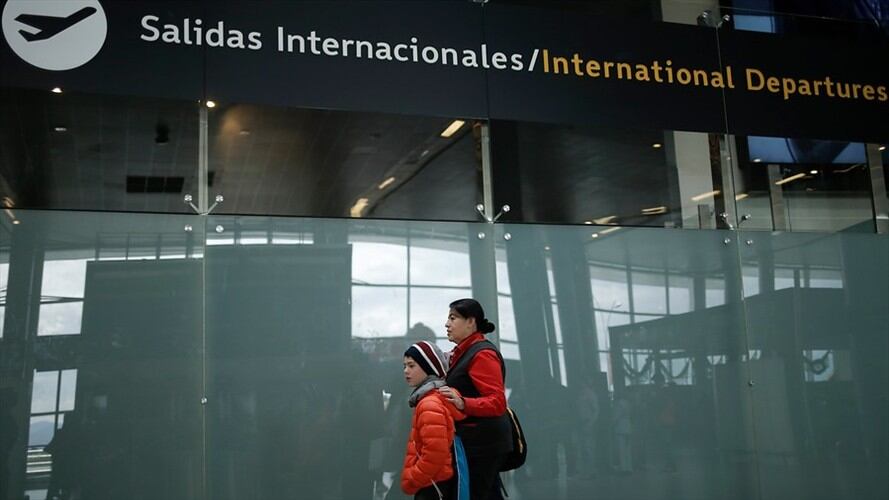 A partir del 26 de abril, las aerolíneas exigirán una fotocopia autenticada del Registro Civil a los padres o adultos encargados de viajar con menores de 0 a 7 años. Foto: Colprensa