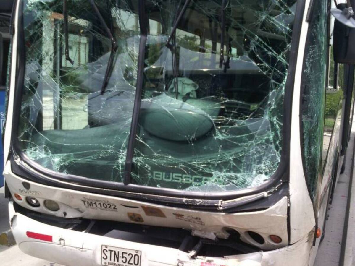 Chocan dos buses de Transmetro por taxista invasor de carril