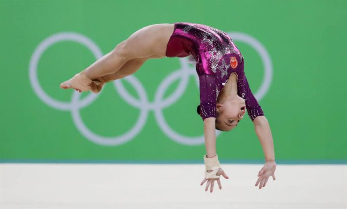 Wang Yan de China compite en las pruebas de piso de gimnasia.