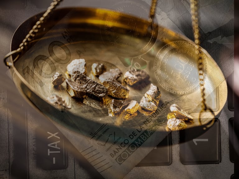 Oro sobre báscula / Dinero colombiano en cima de una calculadora (Getty Images)