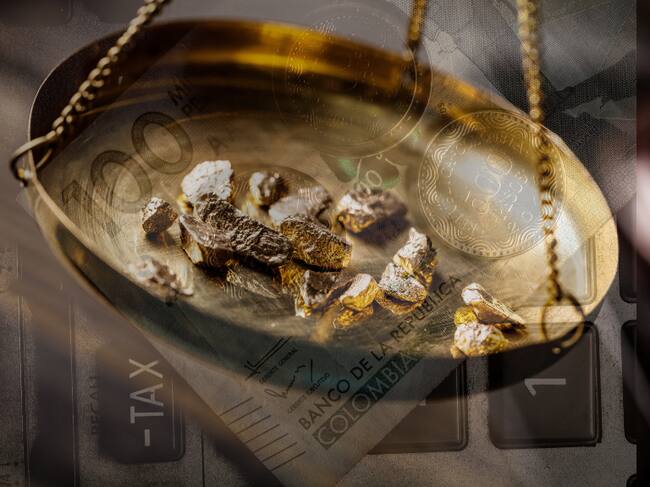 Oro sobre báscula / Dinero colombiano en cima de una calculadora (Getty Images)