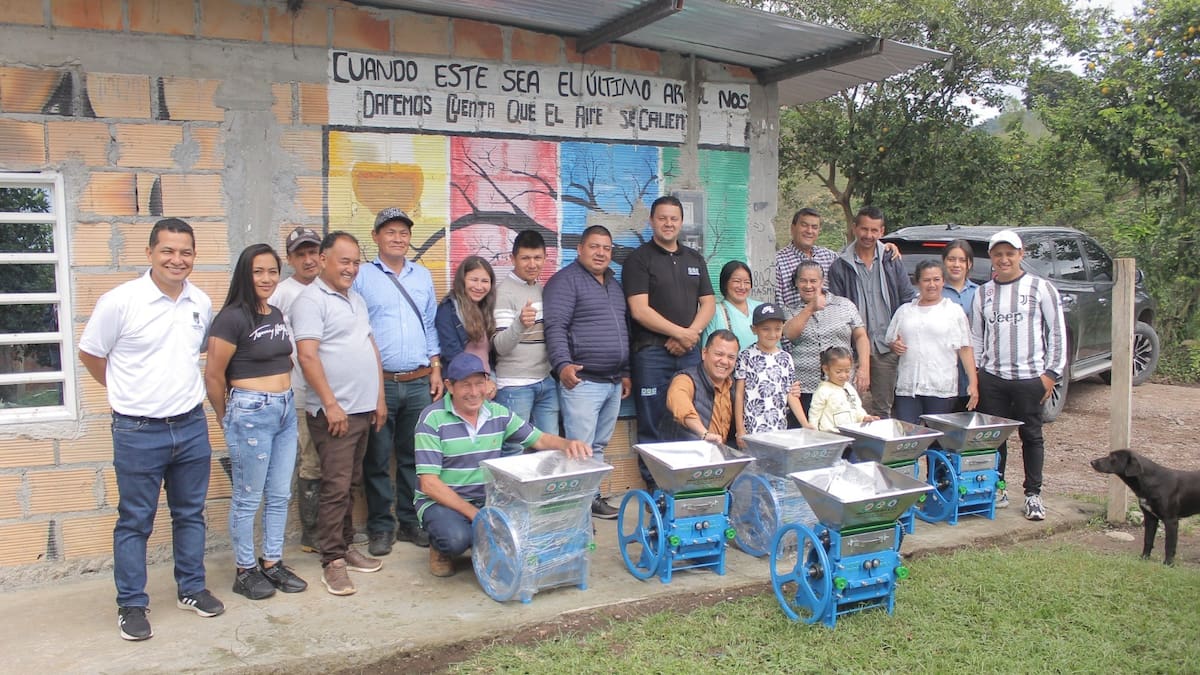 Familias cafeteras de Pitalito se benefician con máquinas despulpadoras de café