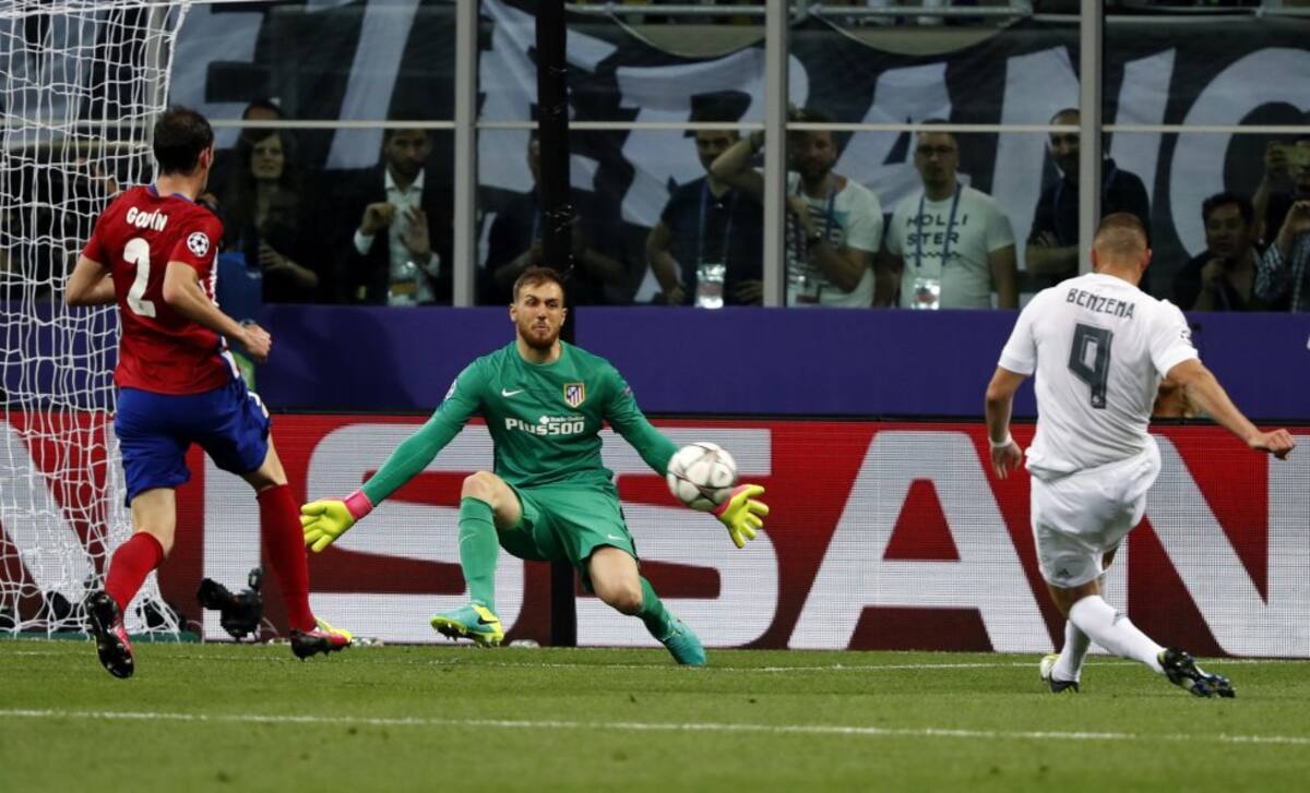 Mano a mano entre Benzema y Oblak.
