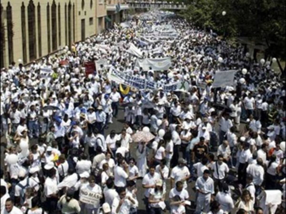 Diez mil personas marcharon en rechazo a los proyectos de explotación de la mina 'La Colosa'