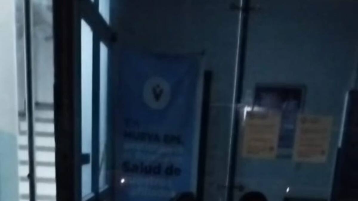 Madres de niños con epilepsia completan 24 horas encerradas en oficinas de la Nueva EPS en Neiva.