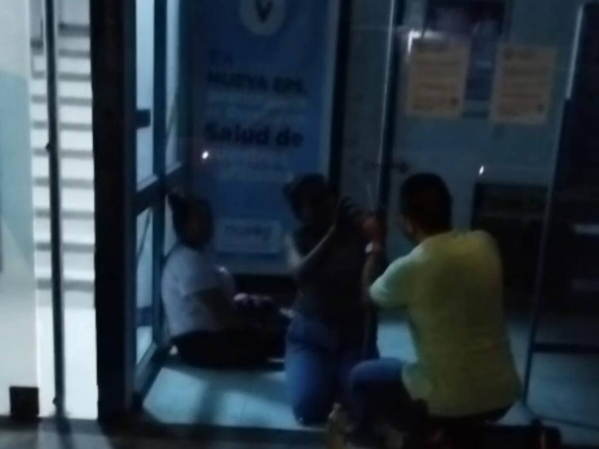 Madres de niños con epilepsia completan 24 horas encerradas en oficinas de la Nueva EPS en Neiva.