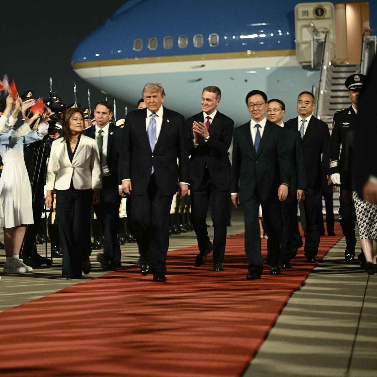 Donald Trump abandona Pekín tras concluir su visita de Estado a China