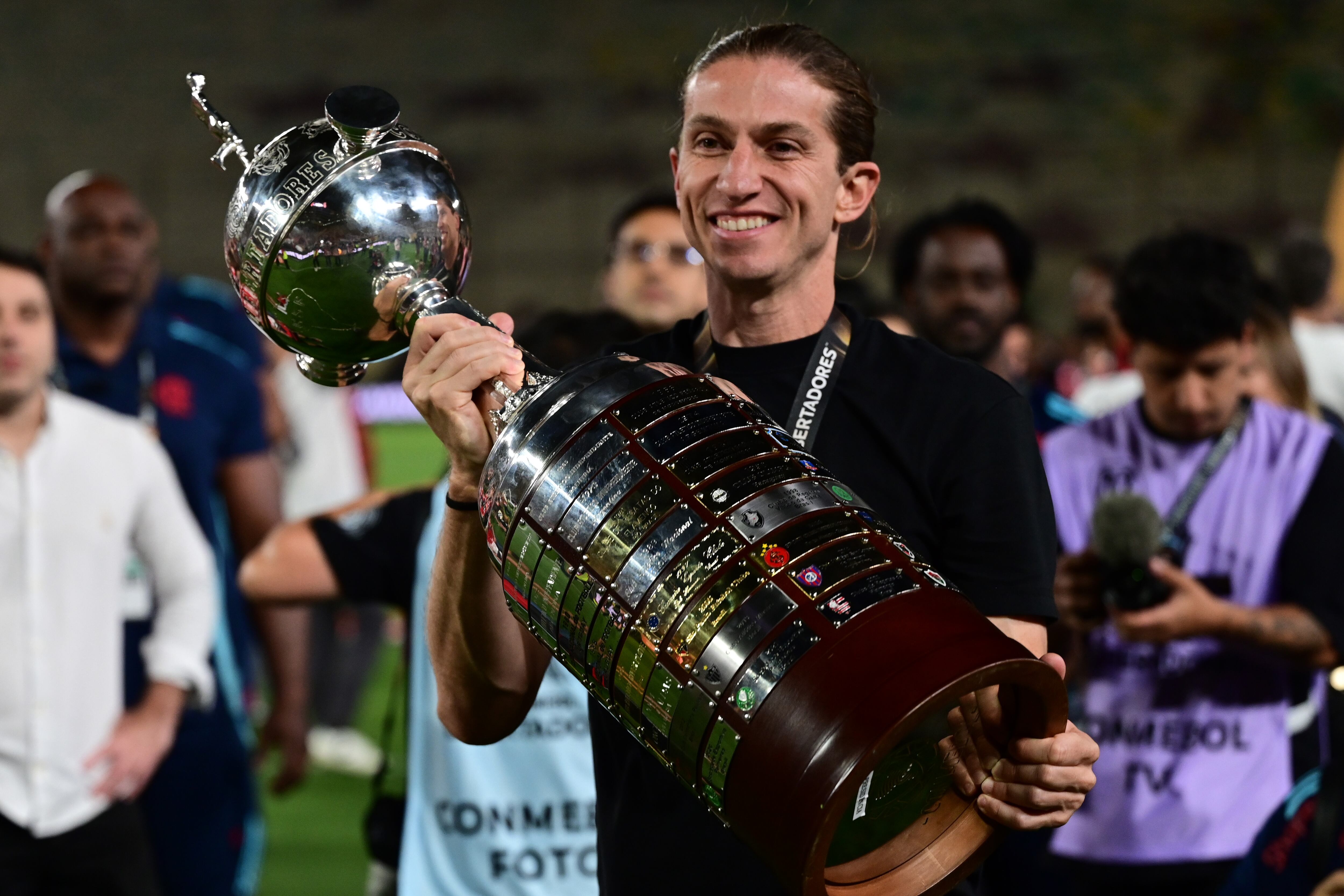 Filipe Luís entrenador de Flamengo, con el trofeo de la Copa Libertadores 2025 / Getty Images