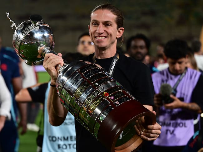 Filipe Luís entrenador de Flamengo, con el trofeo de la Copa Libertadores 2025 / Getty Images
