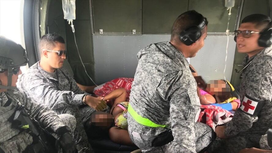 Integrantes de la Fuerza Aérea Colombiana rescataron a dos mujeres, con diagnósticos de embarazo de alto riesgo y posible fractura de vértebra lumbar. Foto: Fuerza Aérea