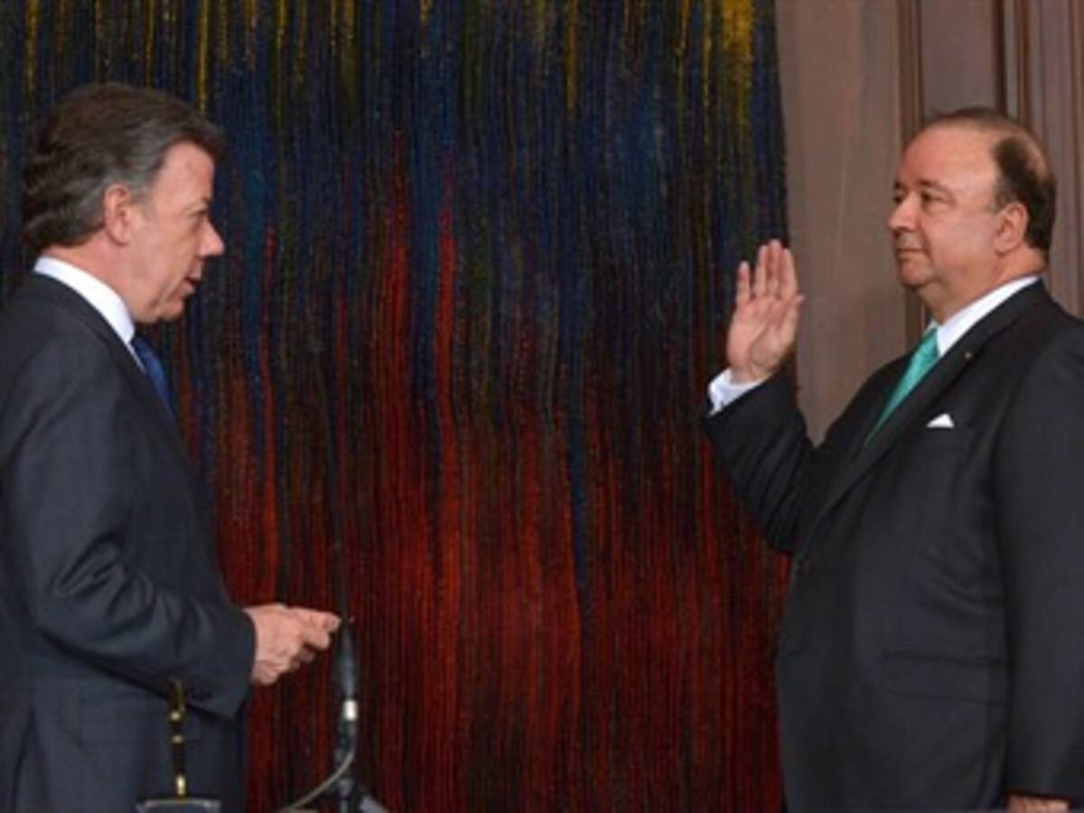 Santos posesionó a Luis Carlos Villegas como embajador en Washington