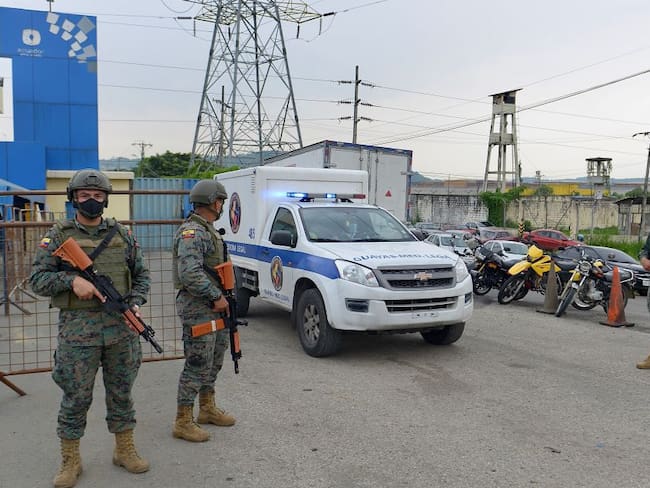 Una ambulancia sale del centro penitenciario de Guayaquil, una de las cárceles donde se reportó amotinamiento de los presos. 