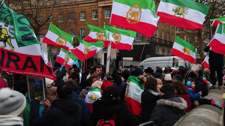 Activista afirma que mayorías de Irán se están enfrentando al régimen: “Gritan ‘muerte al dictador’”