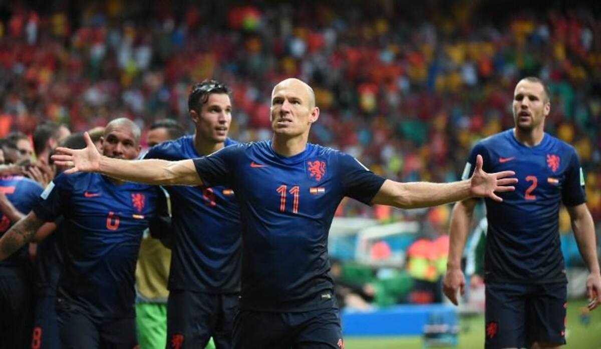 Xabi Alonso marcó desde el punto penal y puso a ganar a España. Van Persie marcó dos para Holanda, Robben también anotó doblete y De Vrij puso su cuota.