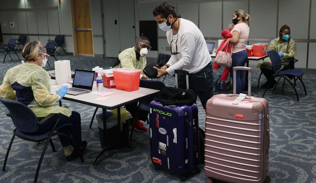 ¿Qué hacer si me vacuné contra COVID-19 en el exterior?