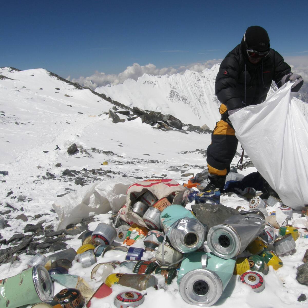Nepal despliega una flota de drones para recoger basura del Everest