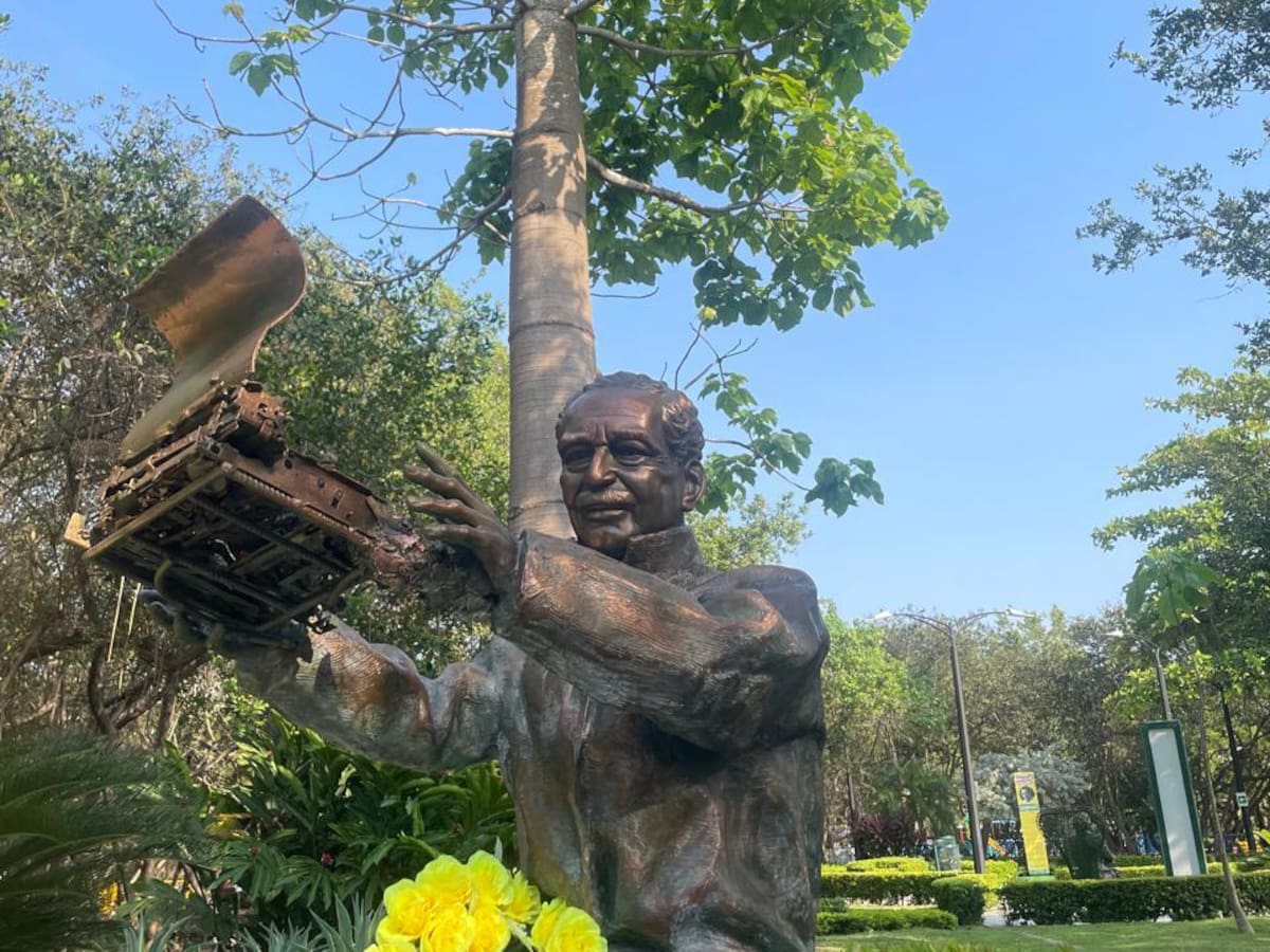 Con flores amarillas sobre su escultura, Gabriel García Márquez es homenajeado en Cartagena
