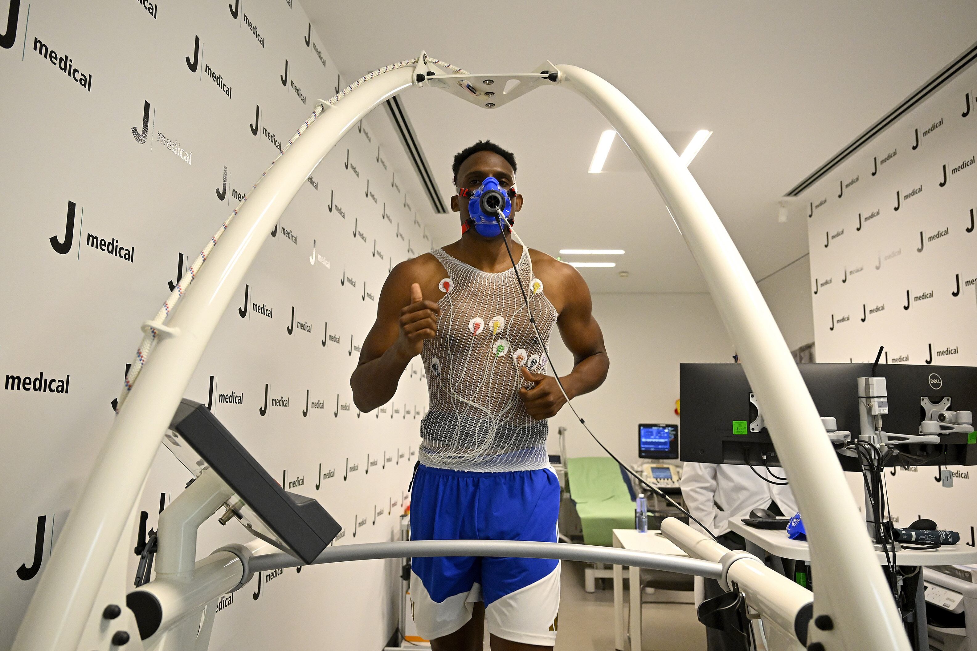 Jhon Janer Lucumí presentando exámenes médicos con la Juventus / X: @juventusfc.